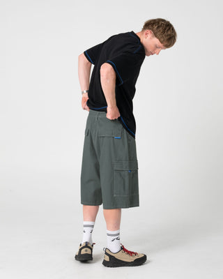 Man wearing Bushranger Cargo Short in Steel