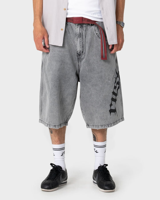 man-wearing-tweaking-baggy-jort-in-london-summer