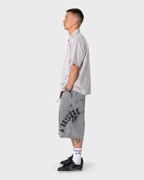 man-wearing-tweaking-baggy-jort-in-london-summer