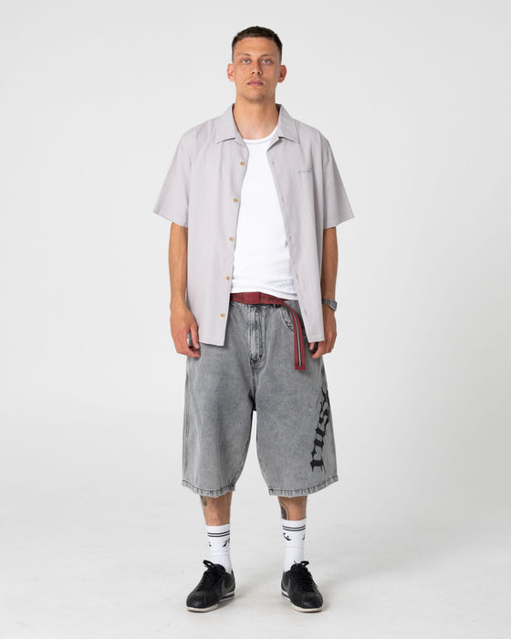 man-wearing-tweaking-baggy-jort-in-london-summer