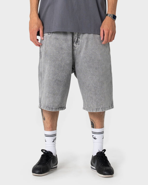 man-wearing-turbo-2-0-baggy-jort-in-london-summer