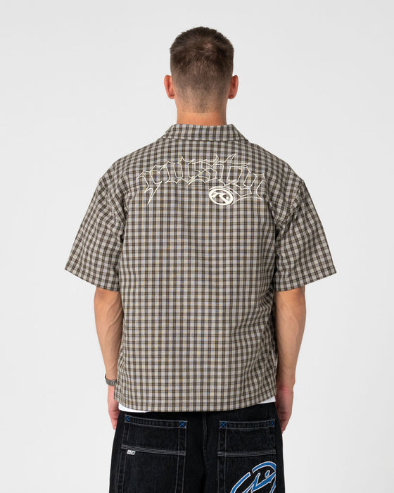 man-wearing-anarchy-short-sleeve-shirt-in-savanna