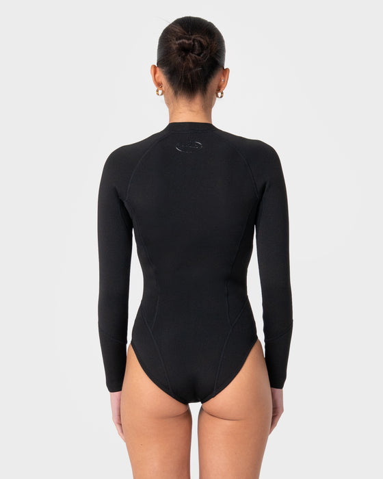 women-wearing-somersault-2mm-long-sleeve-springsuit-wetsuit-in-black