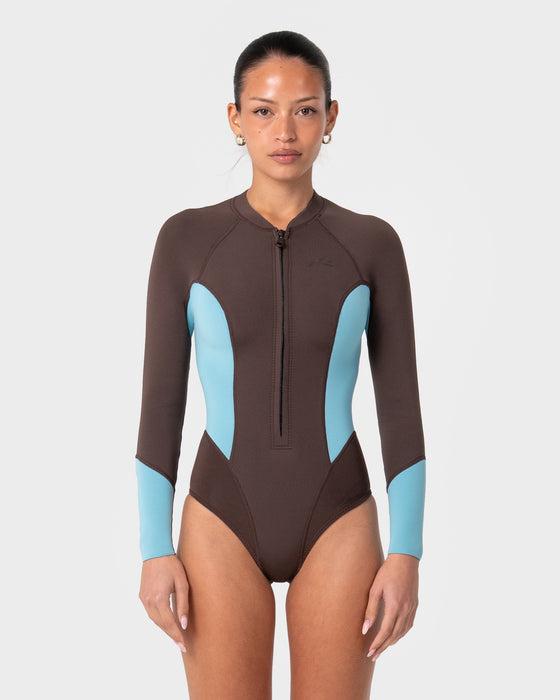women-wearing-somersault-2mm-long-sleeve-springsuit-wetsuit-in-turquoise-bay