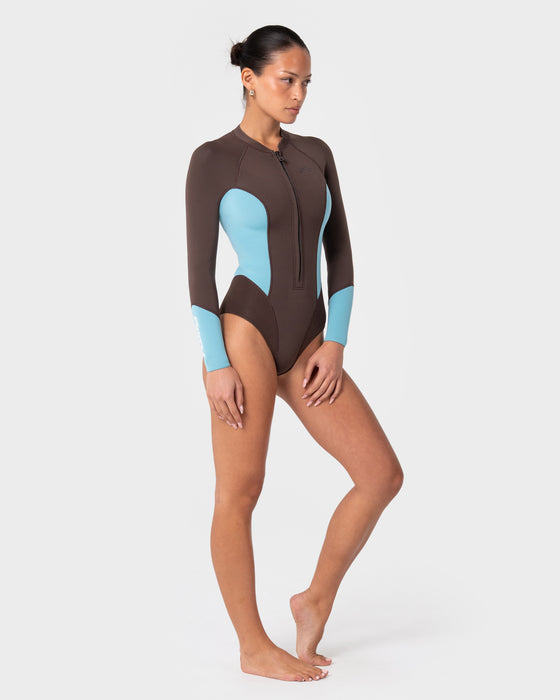 women-wearing-somersault-2mm-long-sleeve-springsuit-wetsuit-in-turquoise-bay