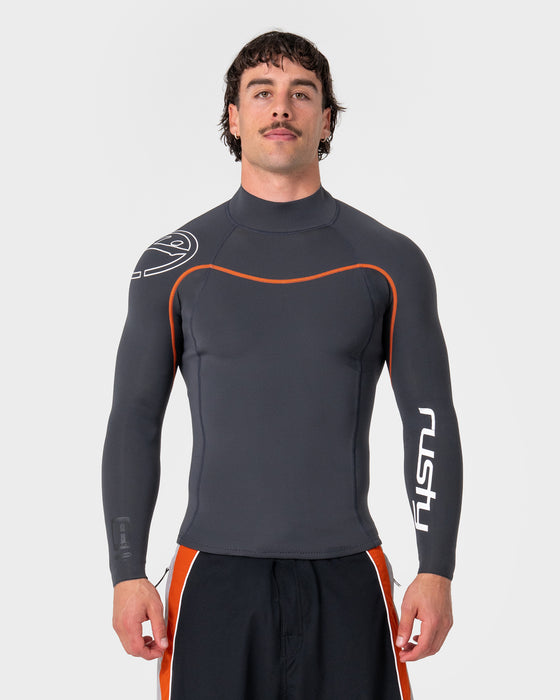 man-wearing-a-series-ecoprene-1-5mm-long-sleeve-wetsuit-jacket-in-graphite