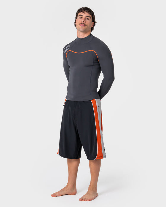 man-wearing-a-series-ecoprene-1-5mm-long-sleeve-wetsuit-jacket-in-graphite