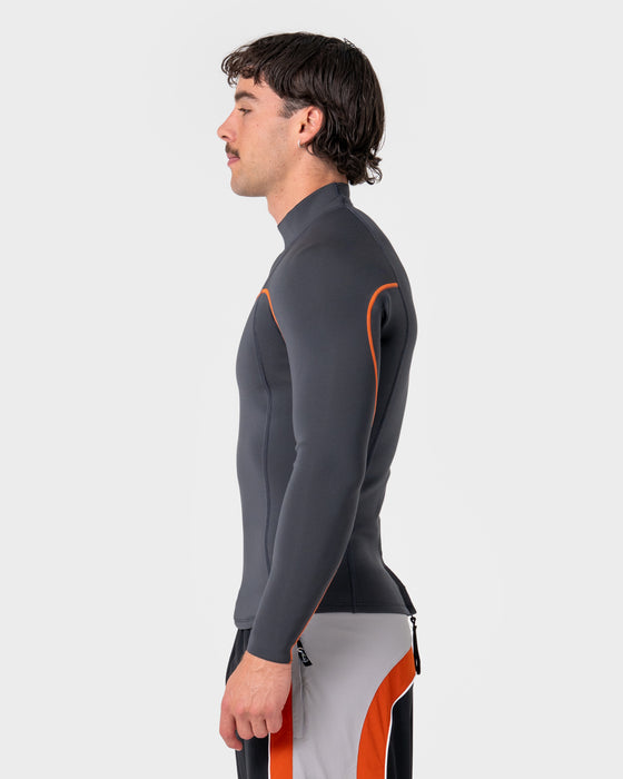 man-wearing-a-series-ecoprene-1-5mm-long-sleeve-wetsuit-jacket-in-graphite