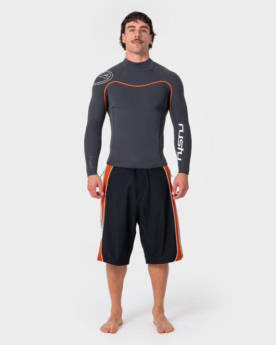 man-wearing-a-series-ecoprene-1-5mm-long-sleeve-wetsuit-jacket-in-graphite