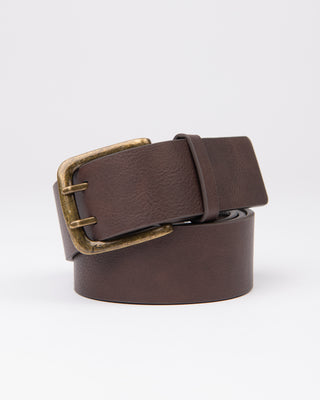 Man wearing Cutback Belt in Coffee