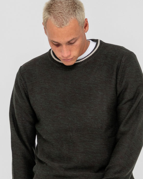 man-wearing-skyliner-tipped-crew-in-green-gables