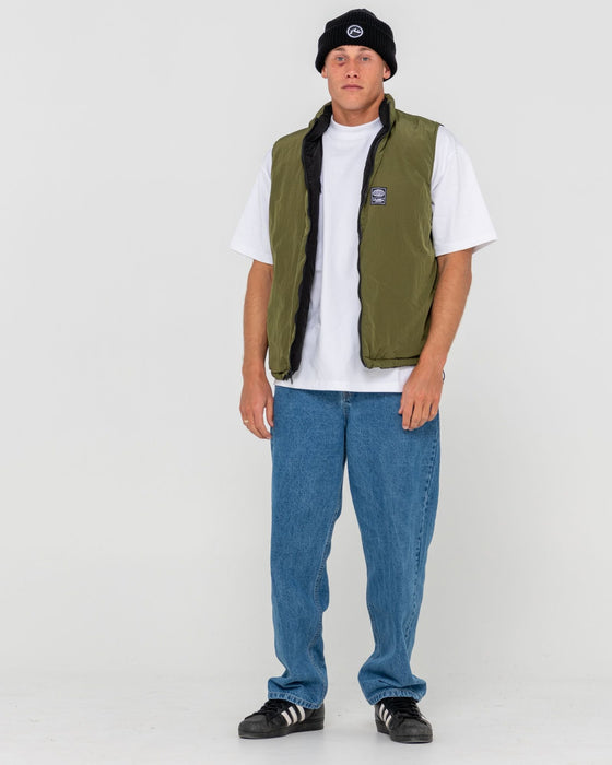 man-wearing-rippa-puffer-vest-in-black