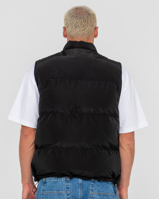 man-wearing-rippa-puffer-vest-in-black