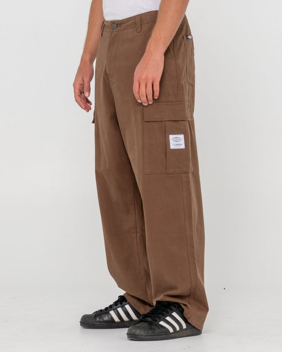 man-wearing-commando-cargo-pant-in-chocolate