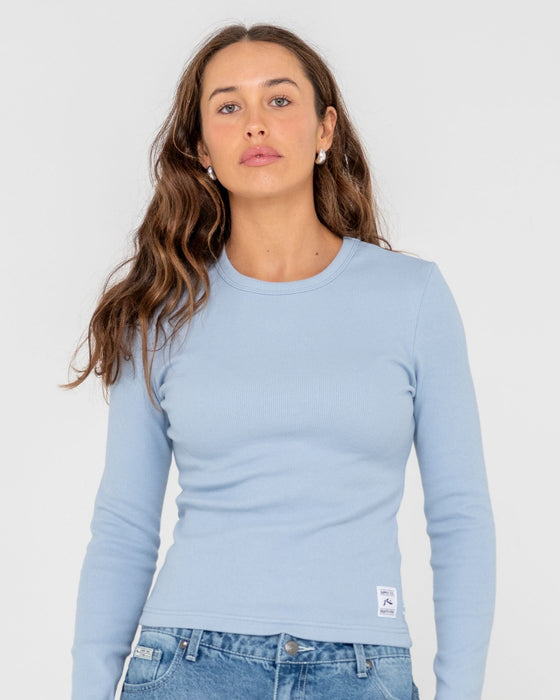 woman-wearing-rusty-essentials-ribbed-long-sleeve-tee-in-glacier-lake