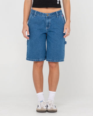 Woman wearing Billie Low Rise Carpenter Jort in Authentic Blue