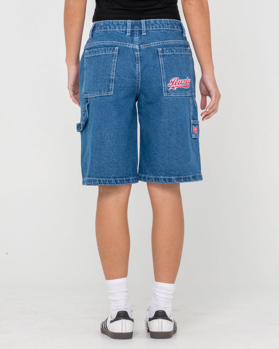 woman-wearing-billie-low-rise-carpenter-jort-in-authentic-blue