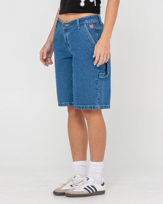 Woman wearing Billie Low Rise Carpenter Jort in Authentic Blue