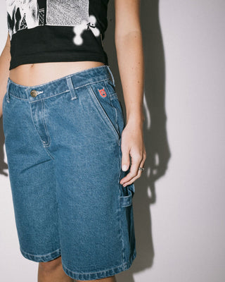 Woman wearing Billie Low Rise Carpenter Jort in Authentic Blue