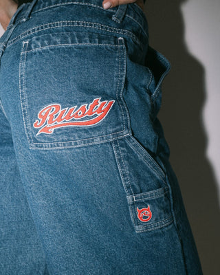 Woman wearing Billie Low Rise Carpenter Jort in Authentic Blue