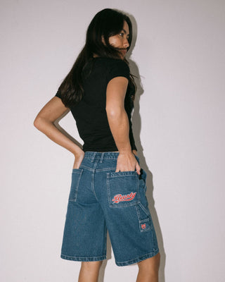 Woman wearing Billie Low Rise Carpenter Jort in Authentic Blue