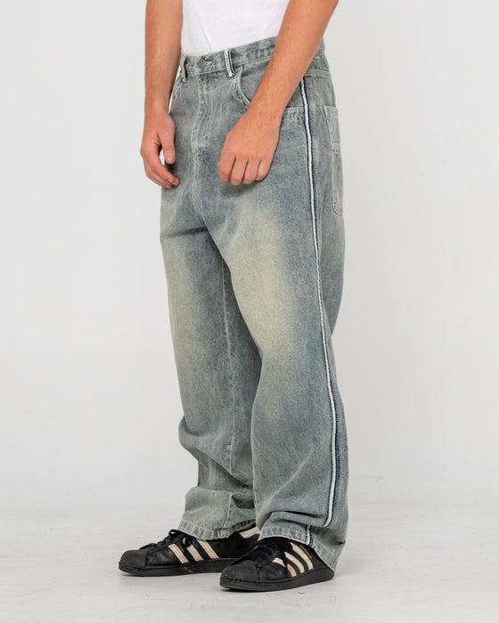 man-wearing-flip-daddy-2-0-jean-in-dirty-dawg-grey