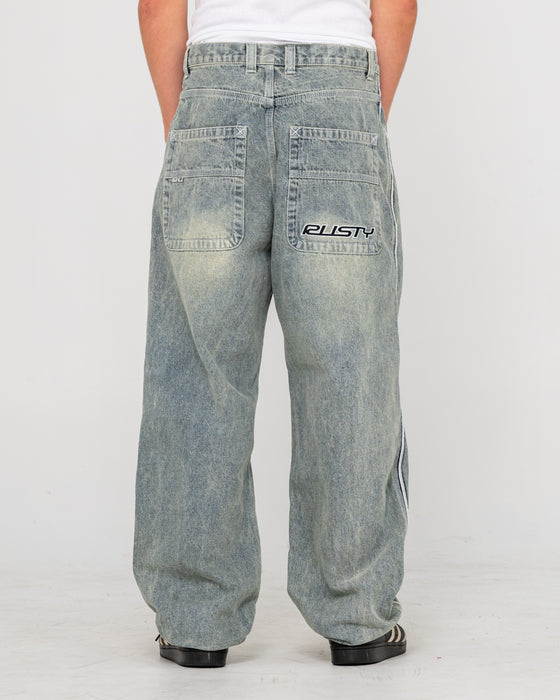 man-wearing-flip-daddy-2-0-jean-in-dirty-dawg-grey