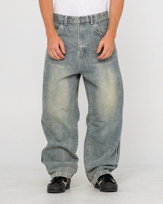 man-wearing-flip-daddy-2-0-jean-in-dirty-dawg-grey