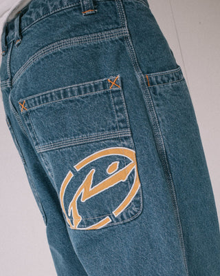 Man wearing Turbo Baggy Jean in Middy Blue