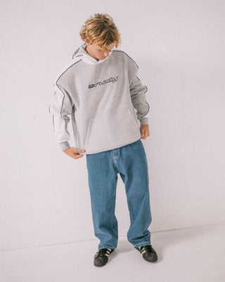 Man wearing Turbo Baggy Jean in Middy Blue