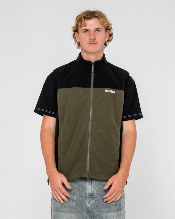 man-wearing-on-the-run-tech-fleece-vest-in-army-green