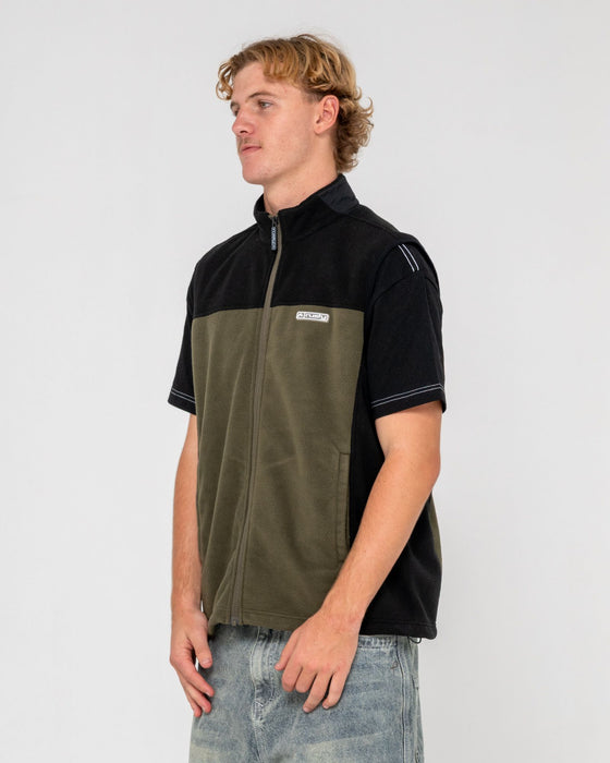 man-wearing-on-the-run-tech-fleece-vest-in-army-green
