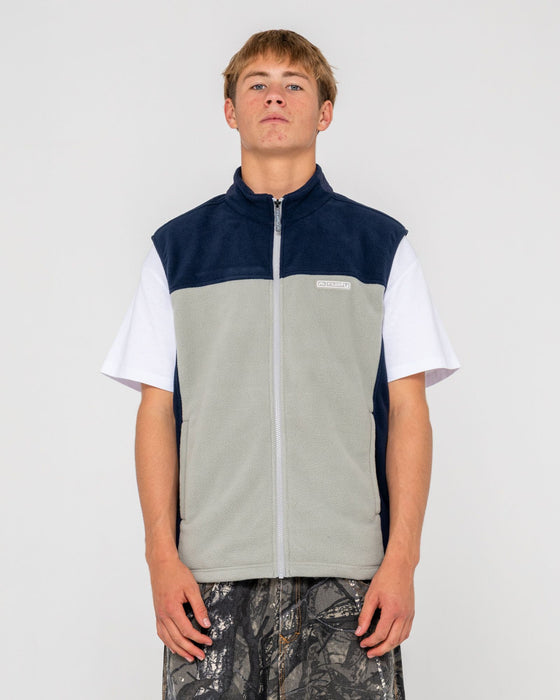 man-wearing-on-the-run-tech-fleece-vest-in-stone-grey