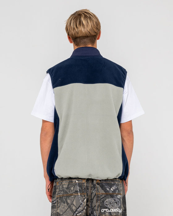 man-wearing-on-the-run-tech-fleece-vest-in-stone-grey