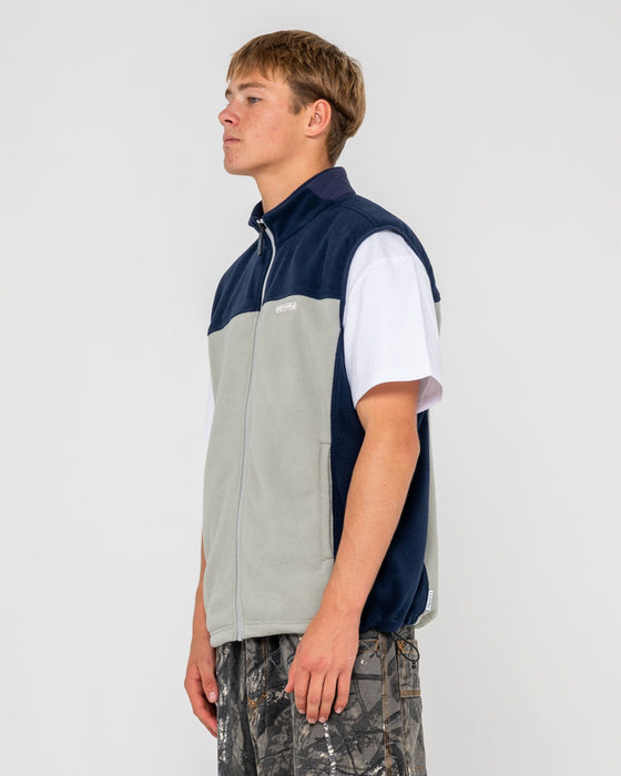 man-wearing-on-the-run-tech-fleece-vest-in-stone-grey