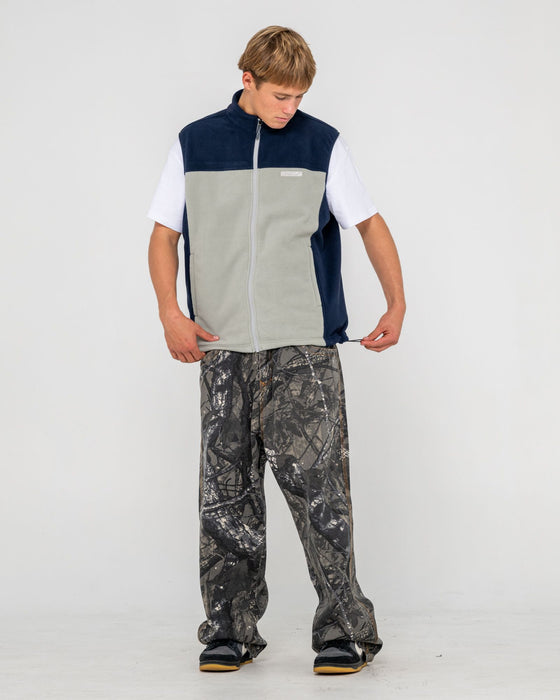 man-wearing-on-the-run-tech-fleece-vest-in-stone-grey