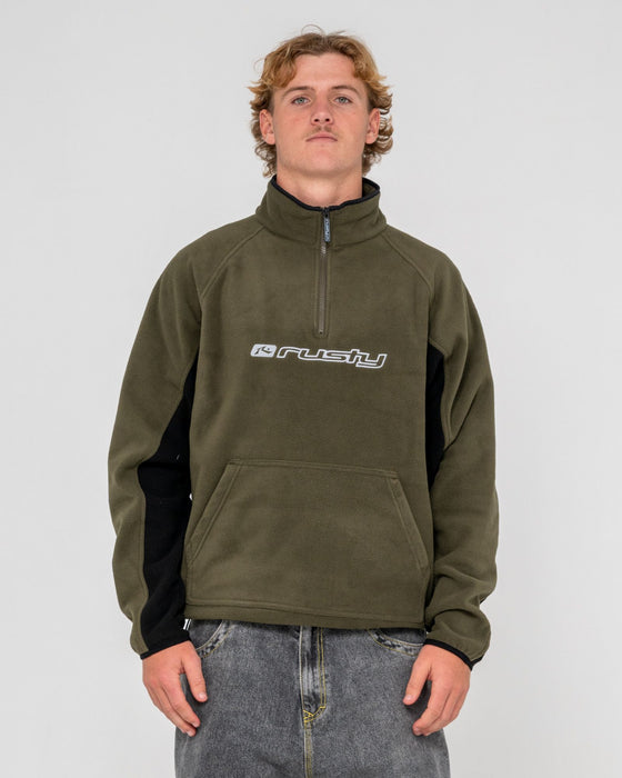 man-wearing-blizzard-quarter-zip-polar-fleece-in-army-green