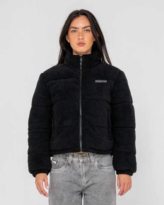 woman-wearing-on-and-on-polar-fleece-puffer-jacket-in-black