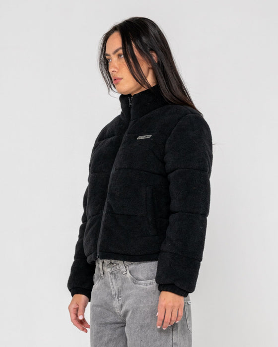 woman-wearing-on-and-on-polar-fleece-puffer-jacket-in-black