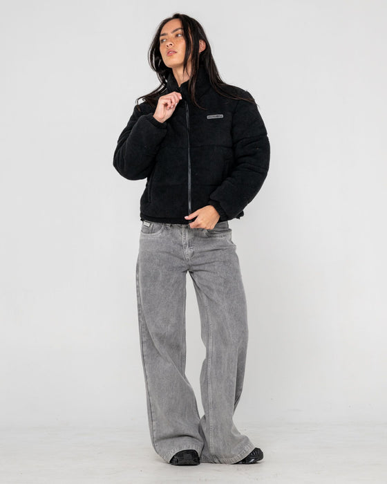 woman-wearing-on-and-on-polar-fleece-puffer-jacket-in-black