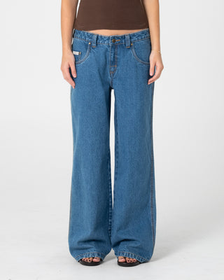 Woman wearing Lucy Loose Low Rise Jean in Authentic Blue