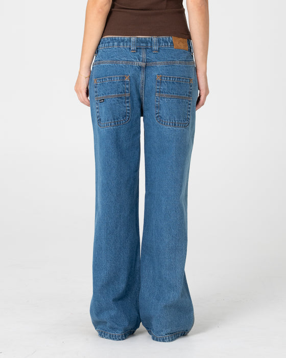 woman-wearing-lucy-loose-low-rise-jean-in-authentic-blue