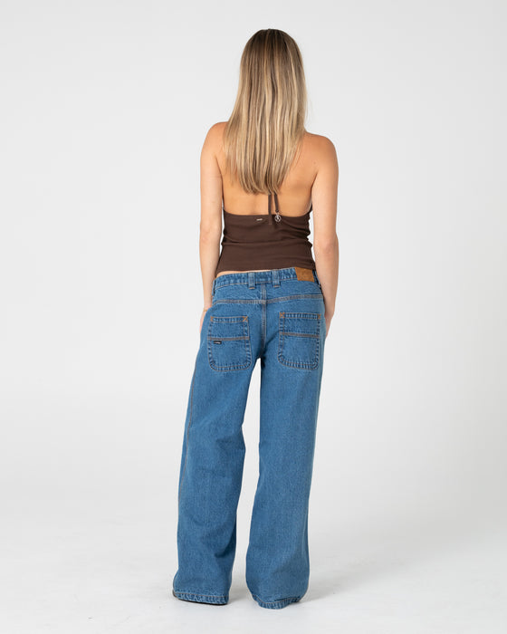 woman-wearing-lucy-loose-low-rise-jean-in-authentic-blue