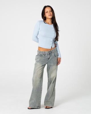 Woman wearing Lucy Loose Low Rise Jean in Dirty Dawg