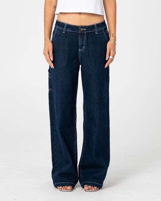 woman-wearing-billie-2-0-low-rise-carpenter-jean-in-indigo