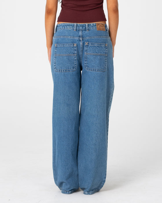 woman-wearing-bethany-baggy-low-rise-jean-in-middy-blue