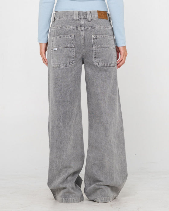 woman-wearing-wendy-wide-low-rise-denim-jean-in-london-summer