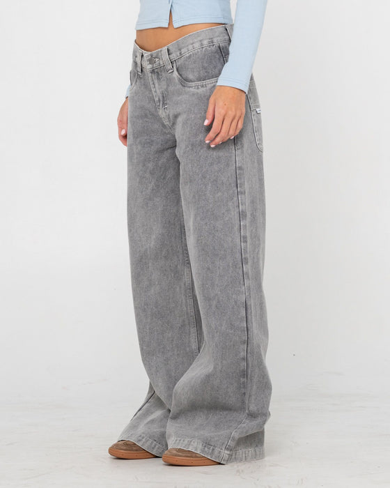 woman-wearing-wendy-wide-low-rise-denim-jean-in-london-summer