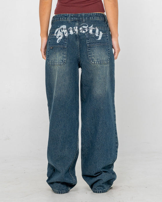 woman-wearing-roxanne-baggy-low-rise-jean-in-dark-n-dirty