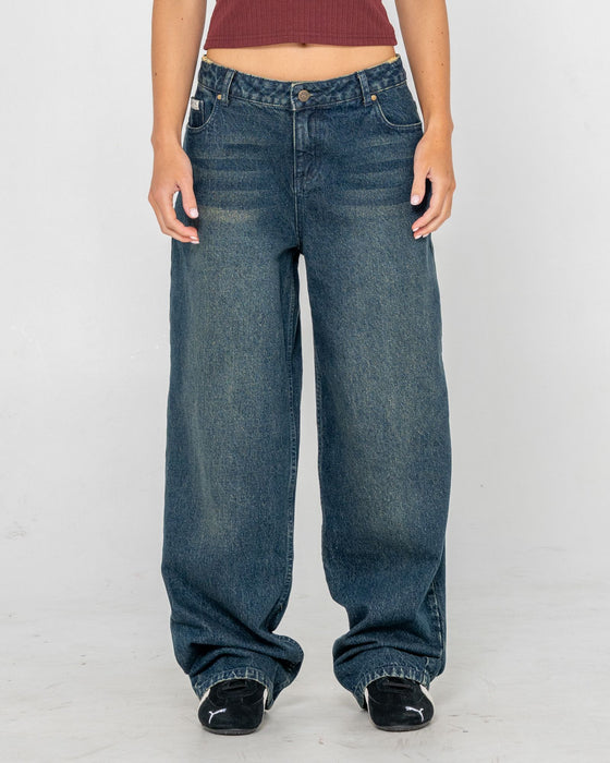 woman-wearing-roxanne-baggy-low-rise-jean-in-dark-n-dirty